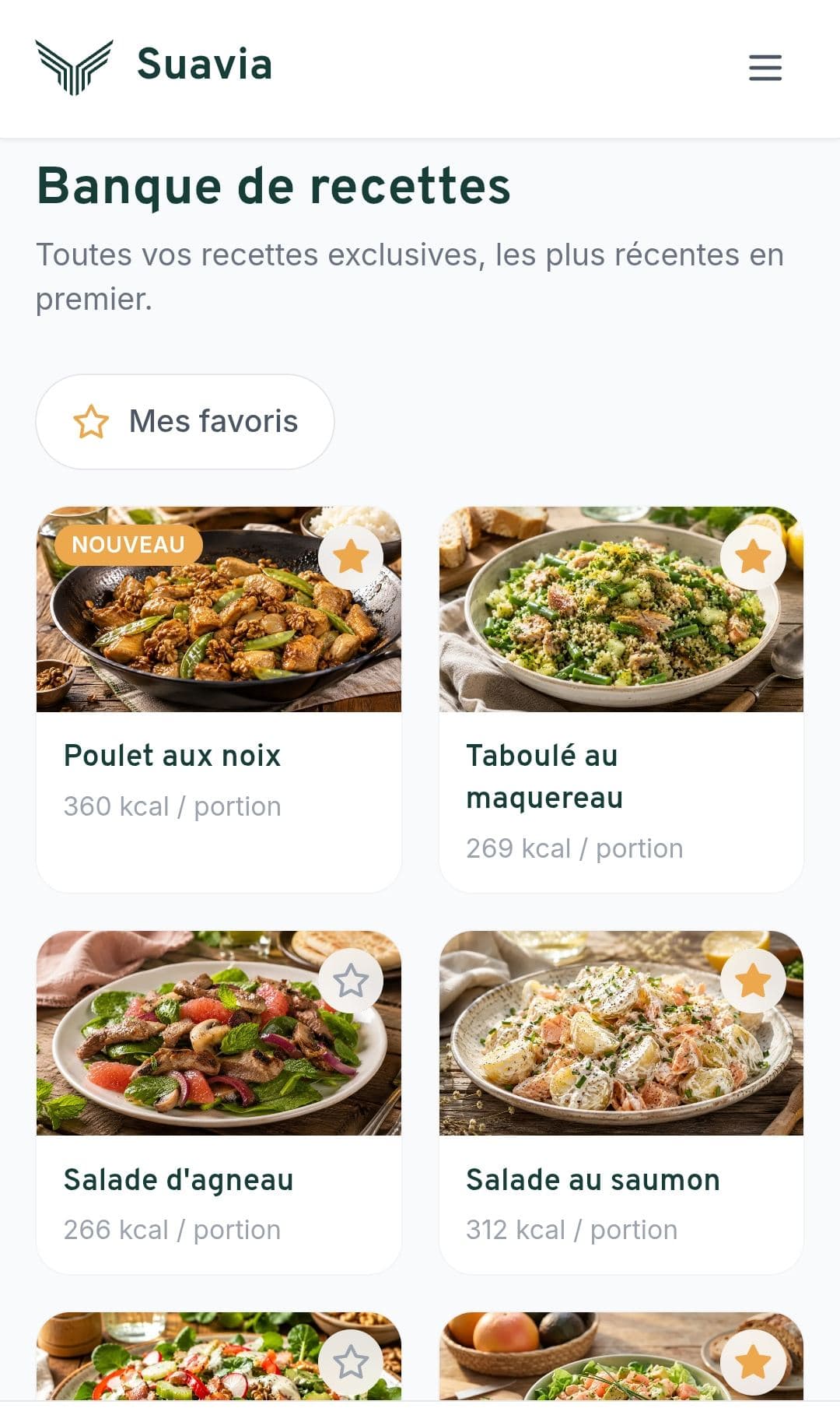 Banque de recettes Suavia : grille de recettes photographiées avec leur nom et leurs calories par portion, filtre « Mes favoris » et badge « Nouveau ».